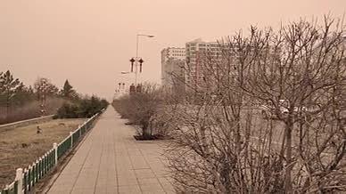 4k超高清拍摄沙尘暴笼罩下的城市街道视频的预览图